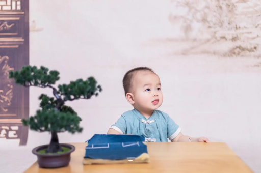 广州包生男孩的试管医院三个月宝宝抬头不稳